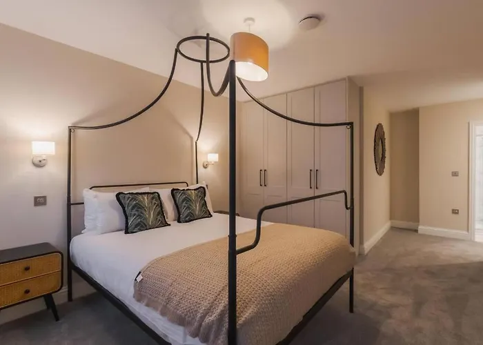 Modern 2 Bed Apartment - Allocated Parking