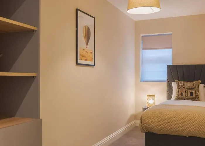 Modern 2 Bed Apartment - Allocated Parking