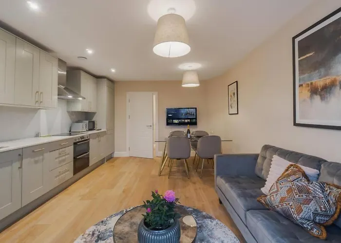 Modern 2 Bed Apartment - Allocated Parking