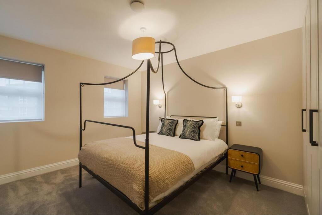 Modern 2 Bed - Allocated Parking Apartment